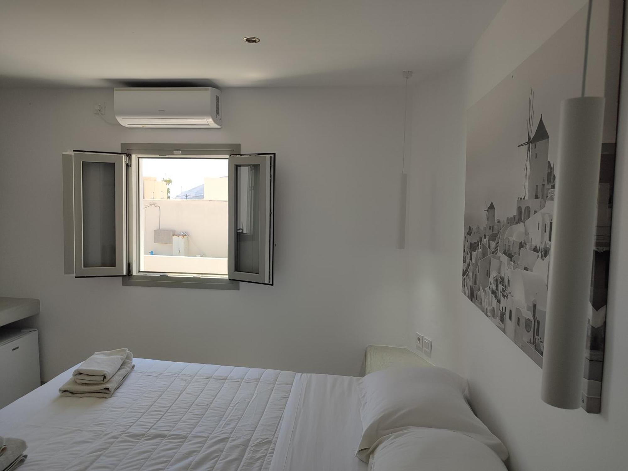 Central Santorini Serenity Rooms Fira  Exterior foto